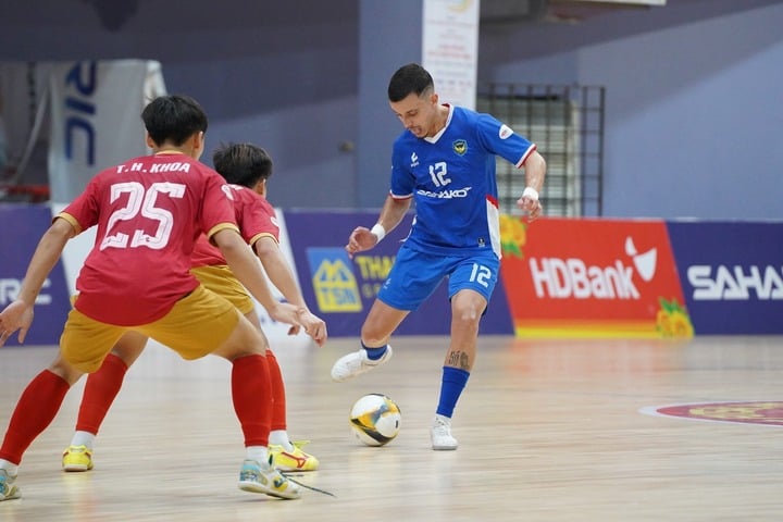 Sahako đánh bại Trẻ TP.HCM.